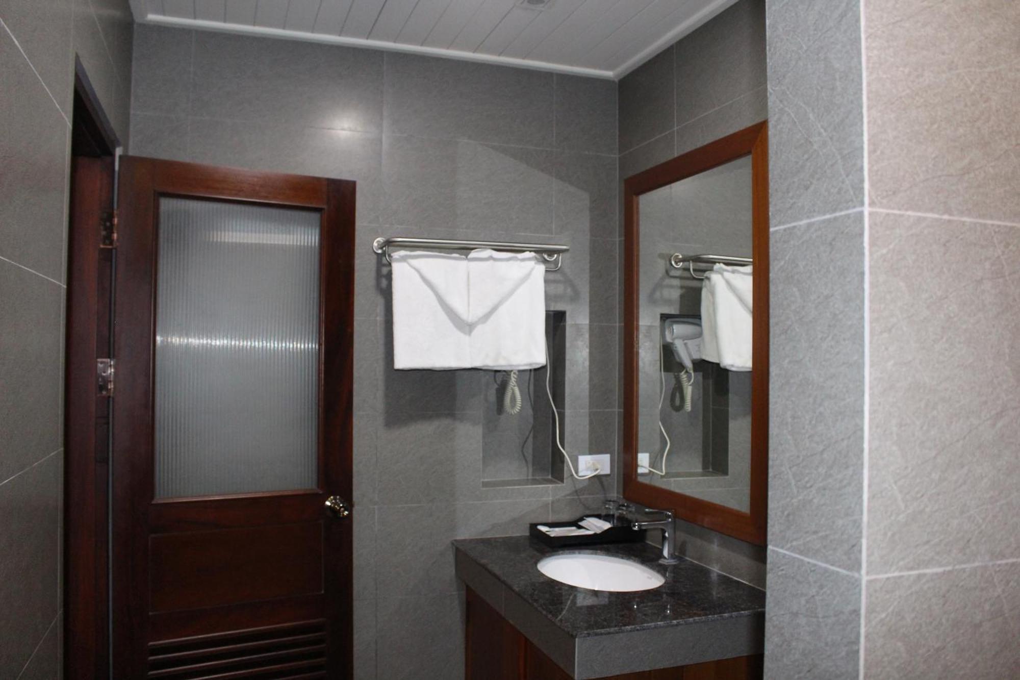 Lux Hotel Луанг Прабанг Екстериор снимка